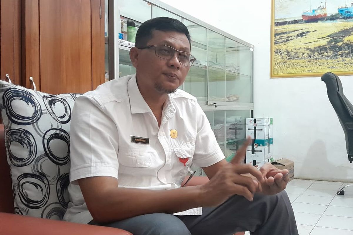 Foto: Ketua KPU Situbondo Marwoto ketika ditemui wartawan.