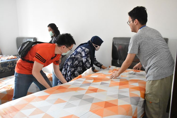 Relawan yang merupakan karyawan PT.Pfizer melakukan kegiatan sosial berupa bersih-bersih rumah singgah kanker yang berada di kawasan Slipi, Jakarta, Jumat (13/12/2019).