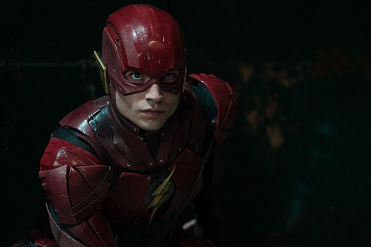 Ezra Miller beraksi sebagai The Flash dalam Justice League (2017)