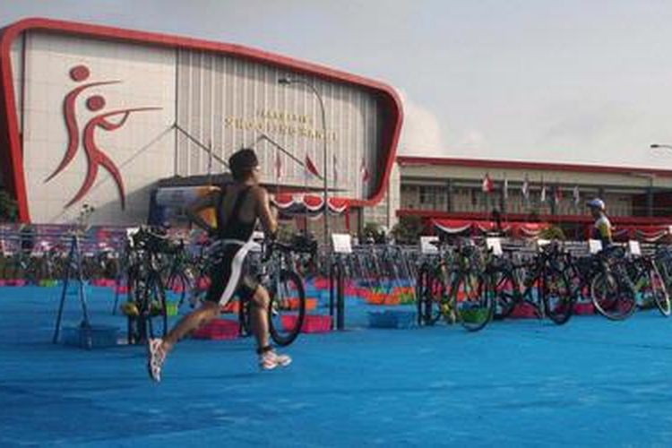 Salah satu peserta duathlon nomor elit South Sumatra ITU Triathlon Premium Asian Cup 2013 baru saja menyelesaikan putaran lari pertama di arena menembak, Jakabaring Sport City, Palembang, Sumatera Selatan, Sabtu (30/3/2013).


