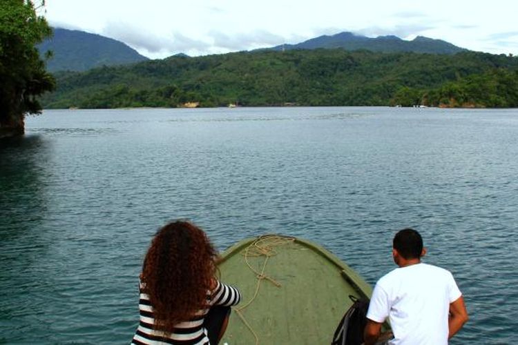 Haluan perahu bermesin tempel mengarahkan tujuan menuju kampung-kampung di Pulau Lembeh yang menyimpan potensi wisata bahari yang tidak kalah indah dan berbiaya murah.