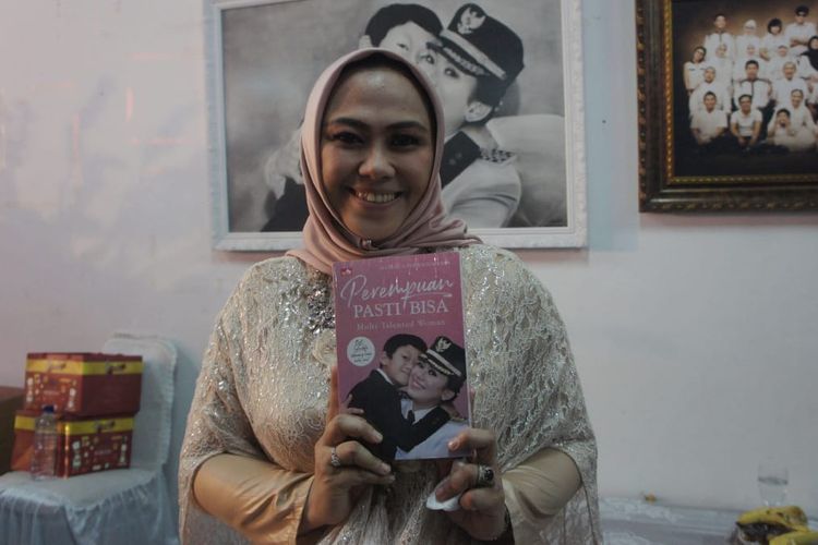 Bupati Karawang Cellica Nurrachadiana saat meluncurkan buku Perempuan Pasti Bisa di Gramedia World Karawang, Jumat (26/4/2019).