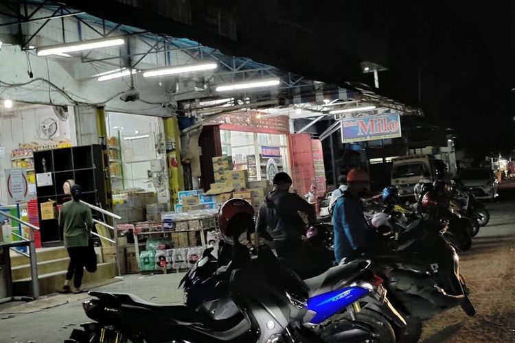 Sejumlah toko sembako maupun non sembako masih buka sampai malam lewat dari pukul 20.00 Wita meski dilarang selama PSBB di sejumlah ruas jalan di Kota Tarakan, Kaltara, Minggu (26/4/2020). 