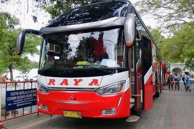 Armada Bus Raya mepayani rute Jakarta-Solo.