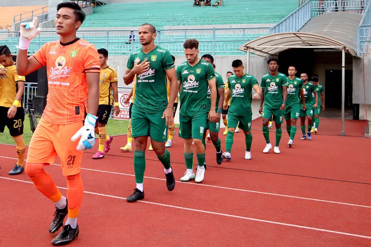 Pemain Persebaya Surabaya bersiap memasuki lapangan untuk melaksanakan pertandingan pekan ke-22 Liga 1 2022-2023 melawan Borneo FC yang berakhir dengan skor 3-2 di Stadion Gelora Joko Samudro Gresik, Jumat (3/2/2023) sore.