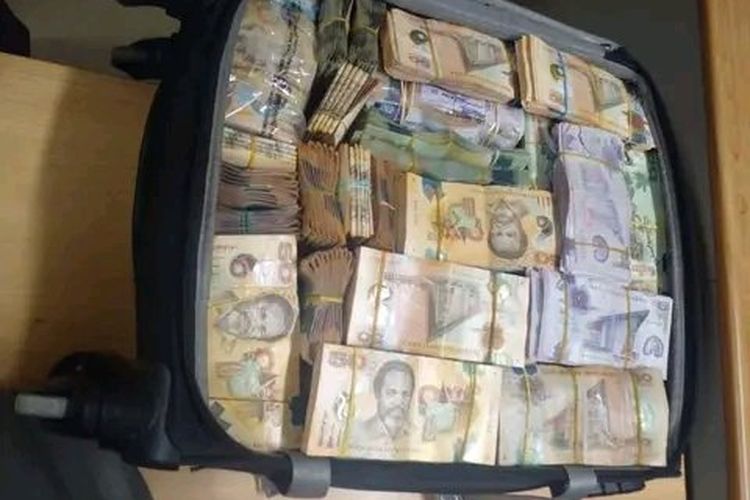 Polisi Papua Nugini (PNG) temukan koper penuh uang tunai senilai 1,56 juta kina (setara Rp 6,6 Miliar), di tengah gelaran pemilihan umum (pemilu) di negara itu.
