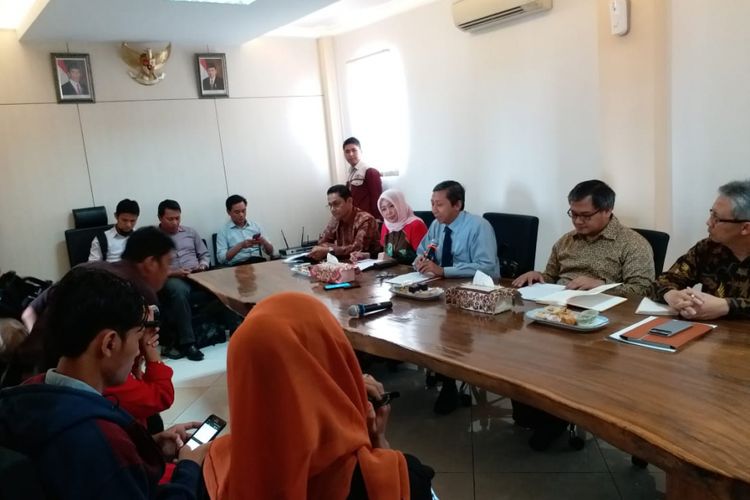 Konferensi Pers penutupan BPRS Safir Bengkulu, Kantor OJK Bengkulu, Rabu (30/1/2019).