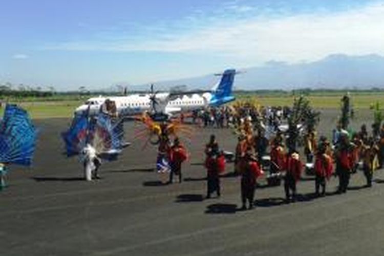 Pesawat ATR 72-600 Garuda Indonesia yang membawa Wakil Menteri Perhubungan Bambang Susantono dan rombongan mendarat di Bandar Udara Notohadinegoro, Kabupaten Jember, Jawa Timur, Rabu (16/7/2014).