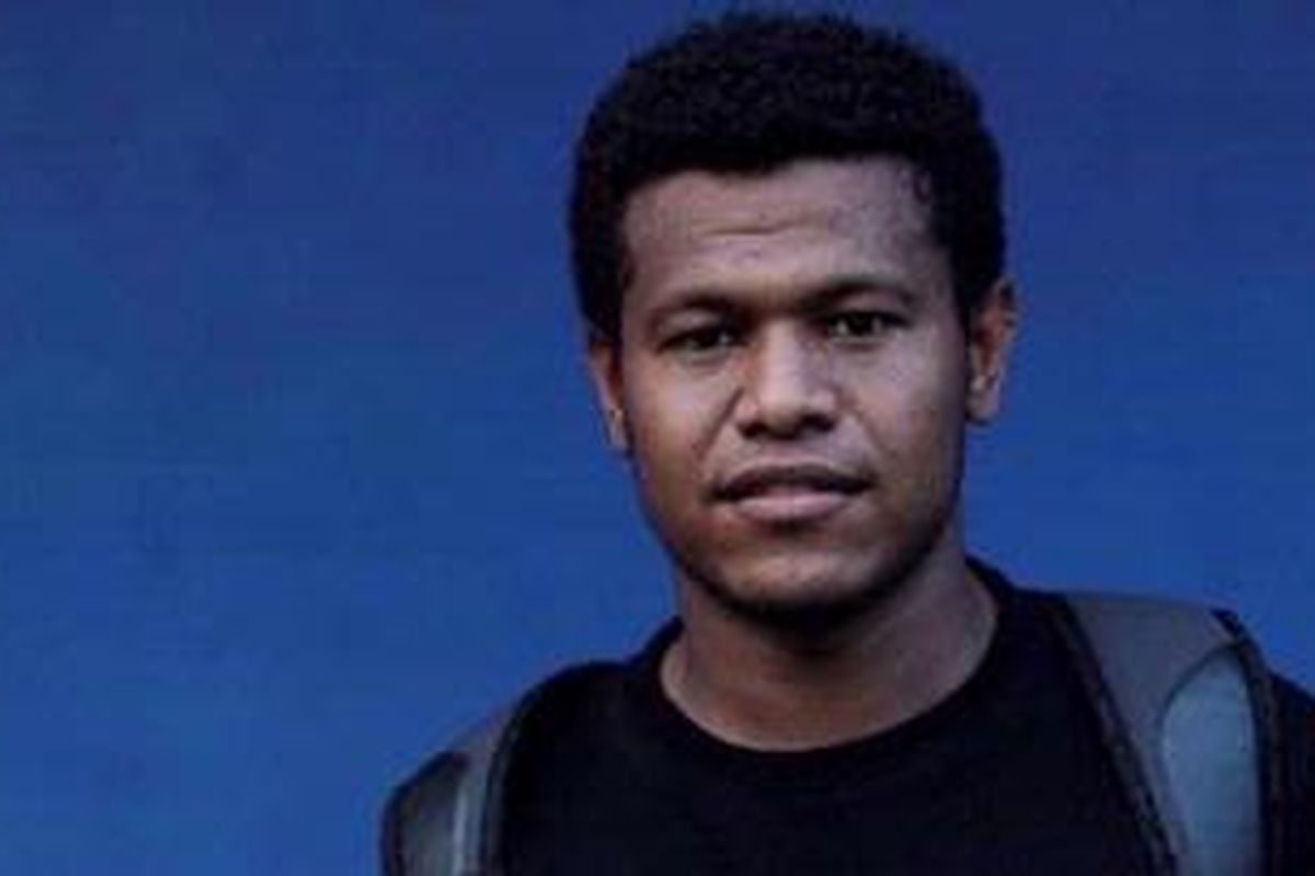 Pemain Persipura Jayapura, Stevie Bonsapia, seusai sesi latihan Persipura Jayapura di Lapangan C, Senayan, Jakarta, Sabtu (19/3/2011). Setelah diberitakan bergabung dengan pelatnas Indonesia untuk Pra-Piala Asia Australia 2013, Stevie terancam sanksi dari Persipura.