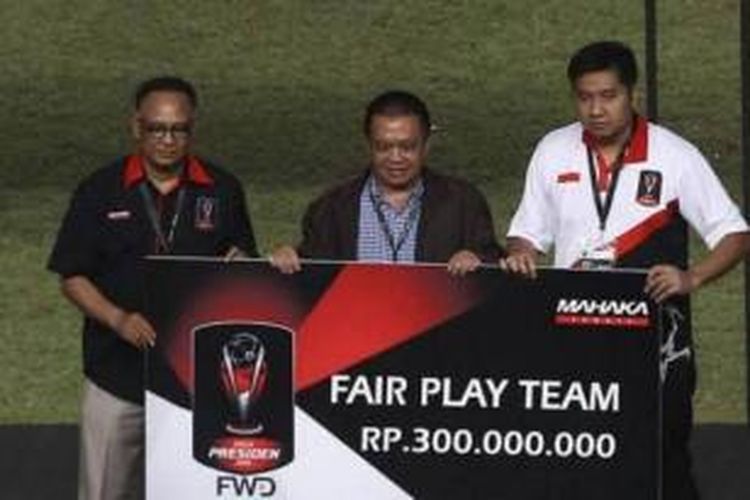 CEO Mahaka Sports & Entertainment Hasani Abdulgani (kiri), Presiden Sriwijaya FC Dodi Reza (tengah), dan Sterring Committee (SC) Piala Presiden Maruarar Sirait.