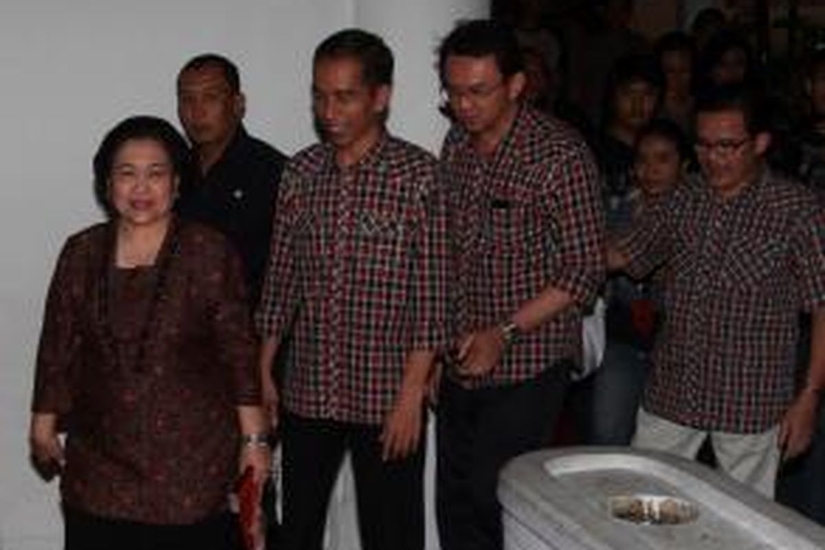 Mantan Presiden RI yang juga Ketua Umum DPP PDIP Megawati Soekarnoputri (kiri depan) berjalan bersama Joko Widodo (kedua kiri) dan Basuki Tjahaja Purnama (Ahok) beberapa waktu lalu.