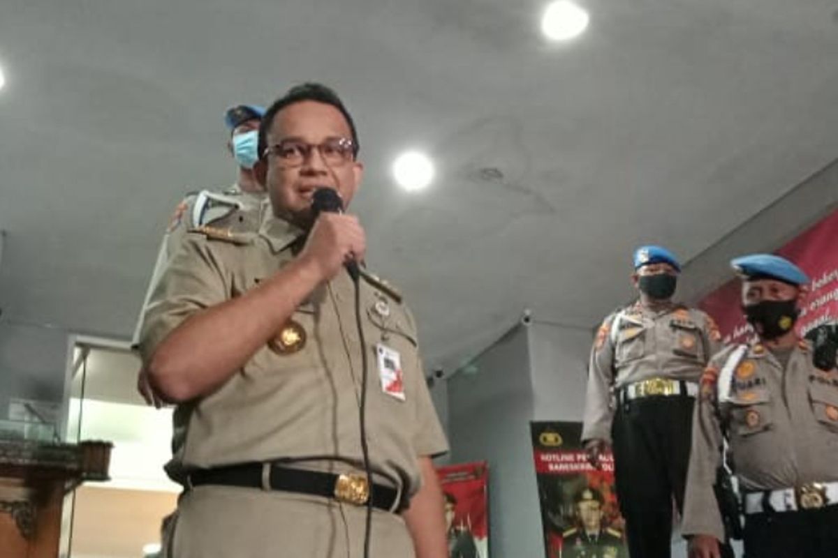 Gubernur DKI Jakarta Anies Baswedan menyampaikan pernyataan setelah selesai diperiksa oleh Polda Metro Jaya