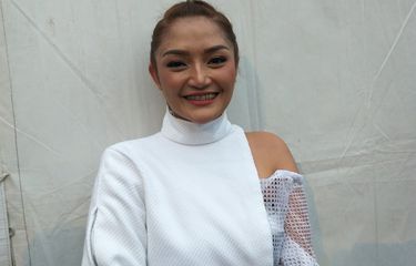 Siti Badriah ditemui usai beraksi di Konser Musik Untuk Republik (MUR) yang digelar di Bumi Perkemahan Cibubur, Jakarta Timur pada Jumat (18/10/2019).