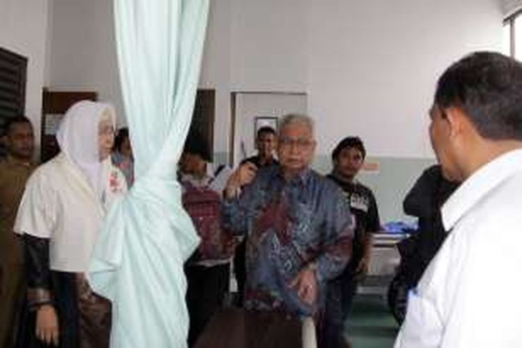 Gubernur Aceh Zaini Abdullah melakukan sidak ke RSIA pasca meninggalnya seorang ibu melahirkan dan bayinya yang diduga tidak mendapat penanagan medis di RSIA Banda Aceh dan kemudian di rujuk ke RSUZA. Ibu dan anak meningal dunia pasca menjalani operasi caesar di RSUZA.