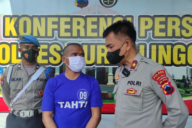 Wakapolres Purbalingga, Kompol Pujiono menginterogasi SD alias NK (34), tersangka pencurian di toko Erafone Purbalingga, Jawa Tengah, Kamis (9/6/2022).