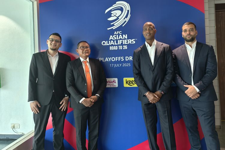 Pelatih Timnas Indonesia, Patrick Kluivert (kedua dari kanan) bersama manajer tim, Sumardji (kedua dari kiri) menghadiri drawing ronde 4 Kualifikasi Piala Dunia 2026, di AFC House, Kamis (17/7/2025).