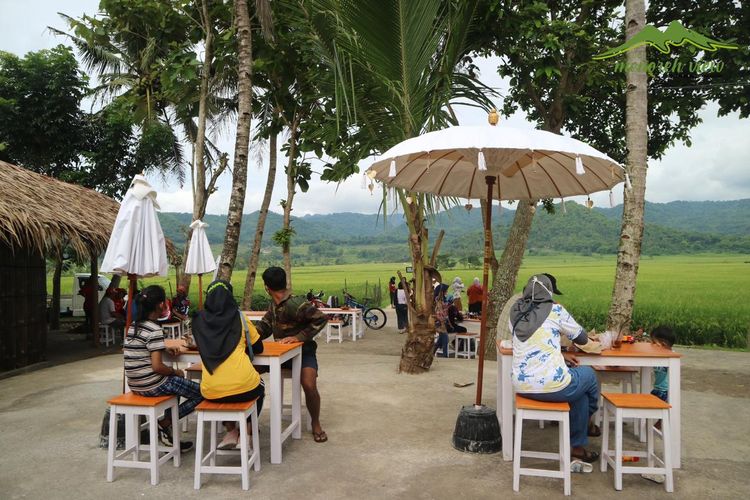 Tempat wisata di Yogyakarta - Angkringan kekinian Geblek Menoreh View di Kulon Progo, Yogyakarta.