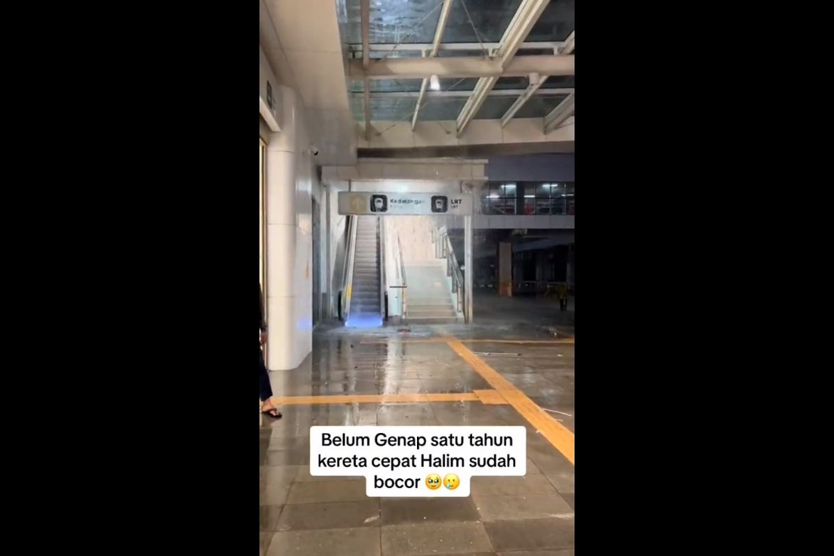 Tangkapan layar video viral di media sosial yang menunjukan air deras di tangga menuju Stasiun Kereta Cepat Halim. (Sumber: vt nenegjalanjalan)