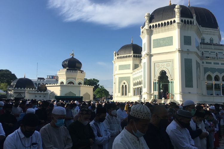 Ribuan umat Islam memadati Masjid Raya Al Mashun di Medan, Sumatera Utara, untuk melaksanakan shalat Idul Fitri 1442 Hijriah, Kamis (13/5/2021). 