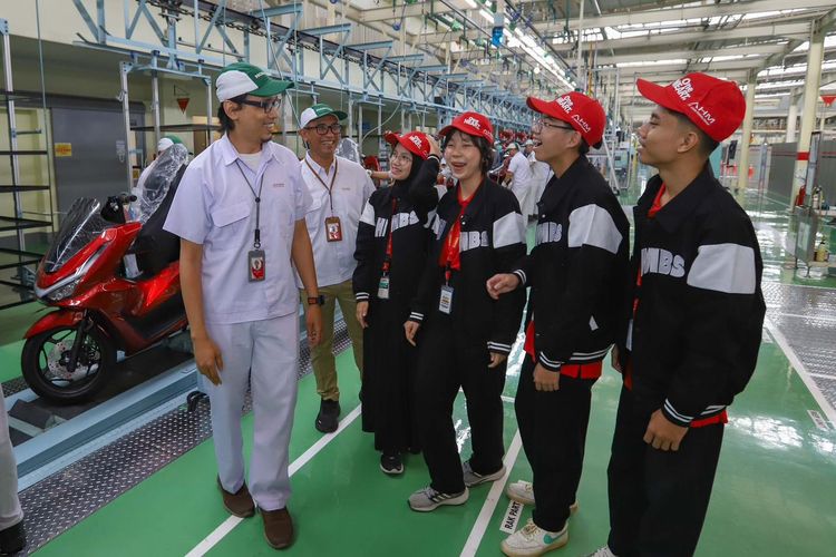 Kreativitas anak muda Indonesia kembali mencuri perhatian lewat ajang Astra Honda Motor Best Student (AHM Best Student) 2025. 