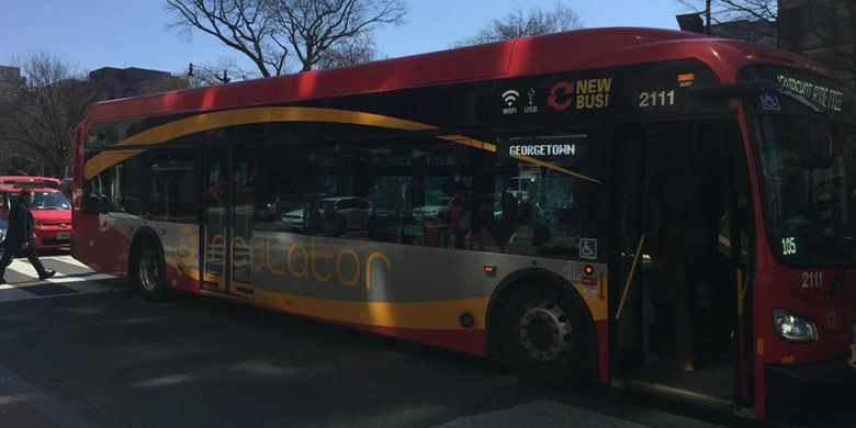Circulator Bus yang membawa penumpang ke berbagai tempat wisata di Washington DC secara cuma-cuma.
