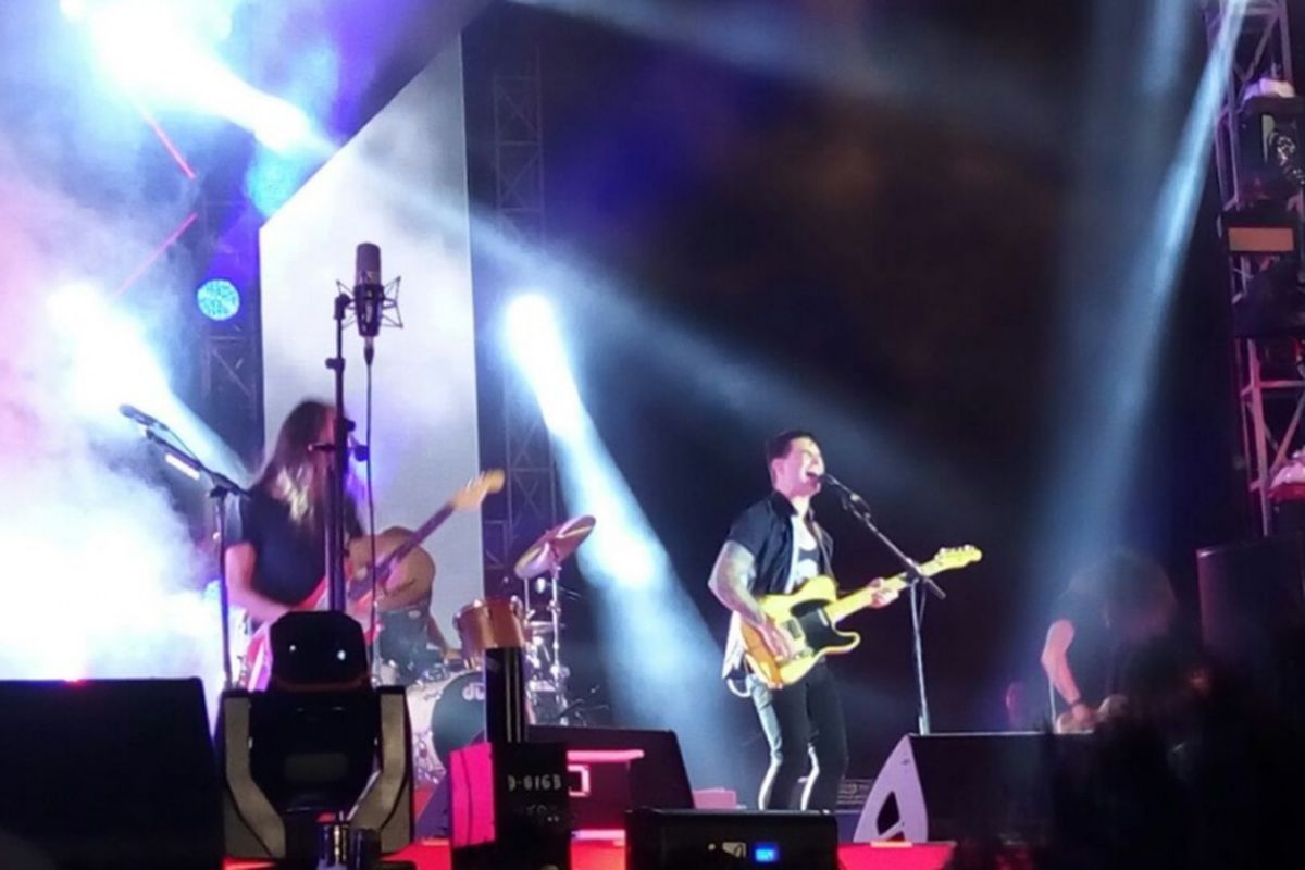 Dashboard Confessional beraksi dalam Soundrenaline 2017 di Garuda Wisnu Kencana, Bali, Minggu (10/9/2017) malam.