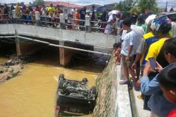 Sempat mati mesin ketika masuk gang sempit, sebuah mobil keluarga masuk sungai Bolong dan terbalik. Beruntung tidak ada korban jiwa dalam kecelakaan tersebut.
