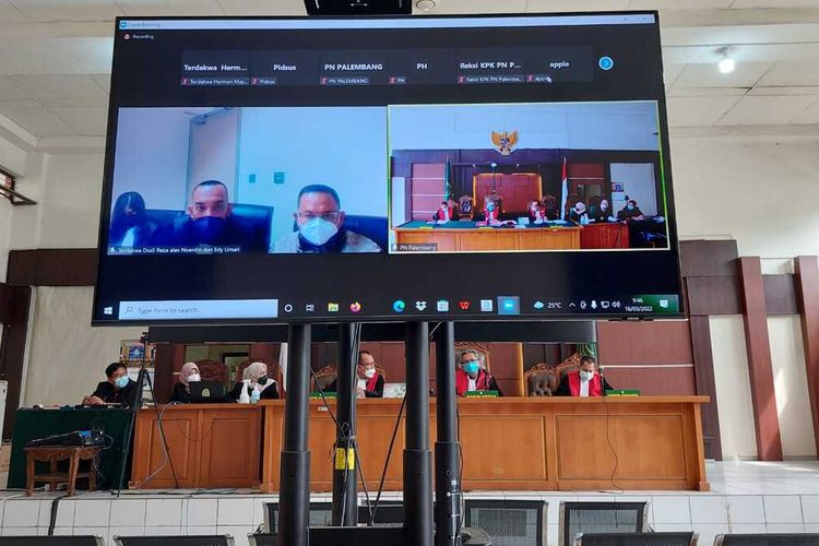 Sidang virtual kasus korupsi yang menjerat Bupati Muba nonaktif Dodi Reza Alex Noerdin di Pengadilan Tipikor Palembang, Rabu (16/3/2022).