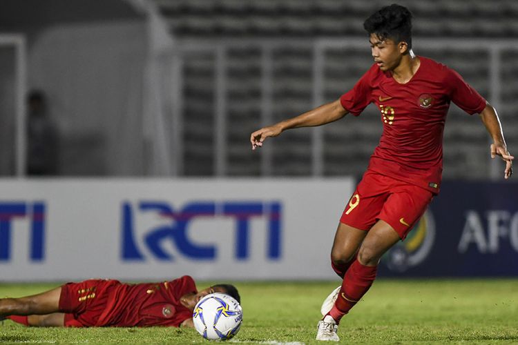 Pemain Timnas U-16 Indonesia Ahmad Athallah menggiring bola pada laga kualifikasi Piala AFC U-16 2020 di Stadion Madya, Jakarta, Rabu (18/9/2019). Timnas U-16 Indonesia berhasil menang telak dengan skor 15-1 atas Mariana Utara.