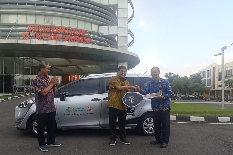 Toyota Indonesia serahkan Sienta Welcab secara simbolis kepada RSO Dr. Soeharso Surakarta  