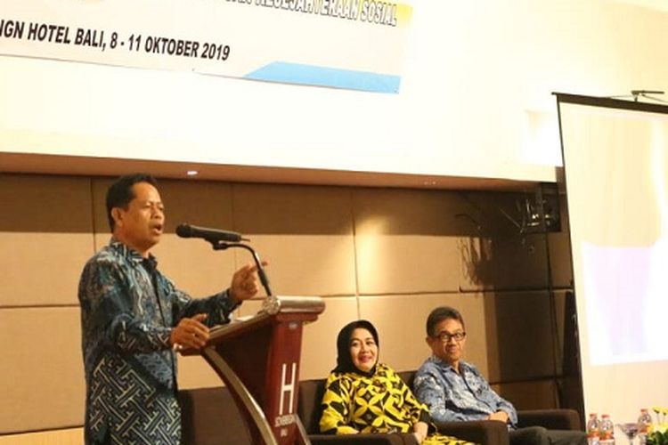 Kepala Badan Pendidikan, Penelitian, dan Penyuluhan Sosial (Kabadiklit Pensos), Syahabuddin mewakili Menteri Sosial, Agus Gumiwang Kartasasmita (berdiri), membuka Rakor Sertifikasi dengan Universitas Jurusan Kesejahteraan Sosial se-Indonesia, Bali, Selasa (8/10/2019).