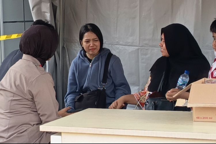 Isak Tangis Keluarga Korban Warnai Posko Pengaduan Kecelakaan Kereta di Bekasi Timur