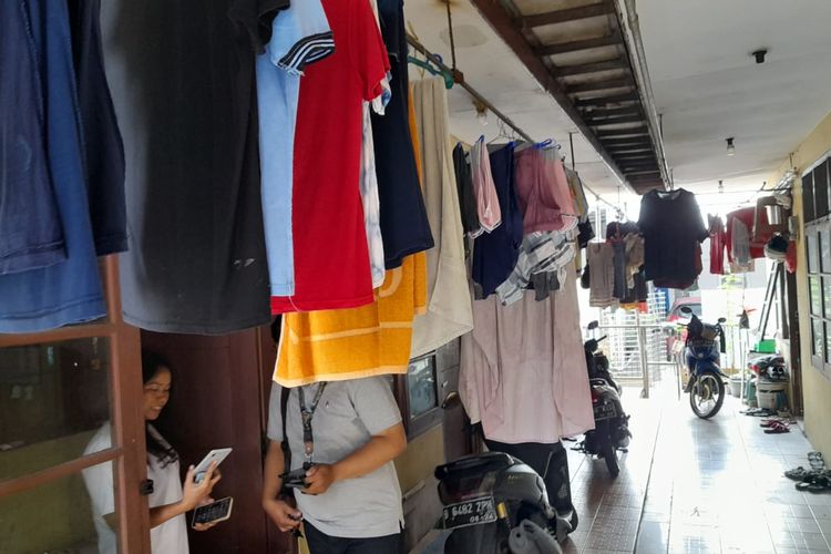 Warga di lingkungan RW 04 Kelurahan Kranji, Bekasi Barat, yang resah akibat aksi pencurian sejumlah pakaian dalam wanita yang terjadi. Selama 5 hari sejak aksi pencurian yang pertama, total ada lebih dari 10 pasang pakaian dalam wanita yang dicuri.