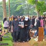 Jenazah Epy Kusnandar Tiba di TPU Jeruk Purut, Istri Tak Kuasa Tahan Tangis