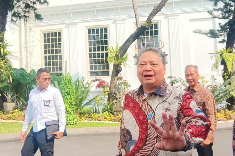 Ketua Umum Partai Golkar, Airlangga Hartarto di Kompleks Istana Kepresidenan, Jakarta, Jumat (17/5/2024).