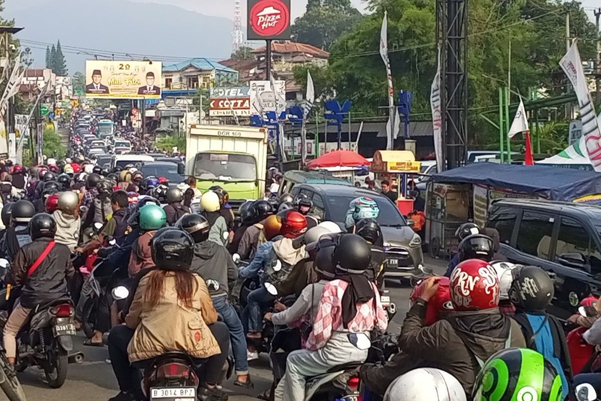 Situasi kemacetan di Jalur Wisata Puncak Bogor, Jawa Barat, Minggu (30/4/2023).