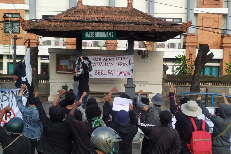 Puluhan mahasiswa yang tergabung dalam aliansi Bali Tidak Diam menggelar aksi memperingati dua tahun Kepemimpinan Jokowi-Ma'ruf di Jalan PB Sudirman Denpasar, Kamis (21/10/2021).