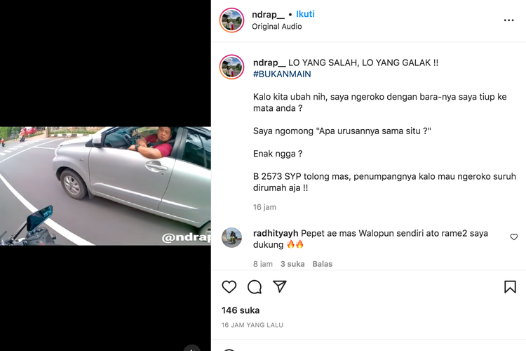 Pengendara motor menegur penumpang mobil yang merokok di jalan raya