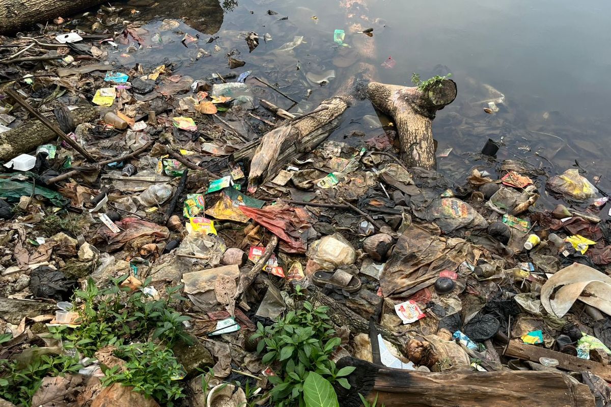 Tumpukan sampah di perairan Situ Cilodong, Kalibaru, Kota Depok, Rabu (17/9/2025).