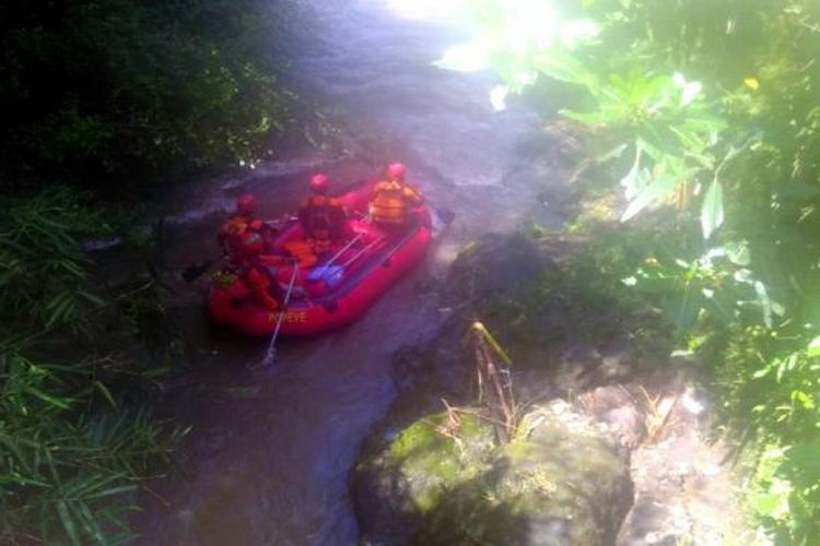 Tim SAR sedang menyisir sungai Sono, lokasi dua warga Desa Banyuurip, Kecamatan Tegalrejo, Kabupaten Magelang, hanyut dan hilang saat melakukan river tubing, Jumat (3/3/2017).