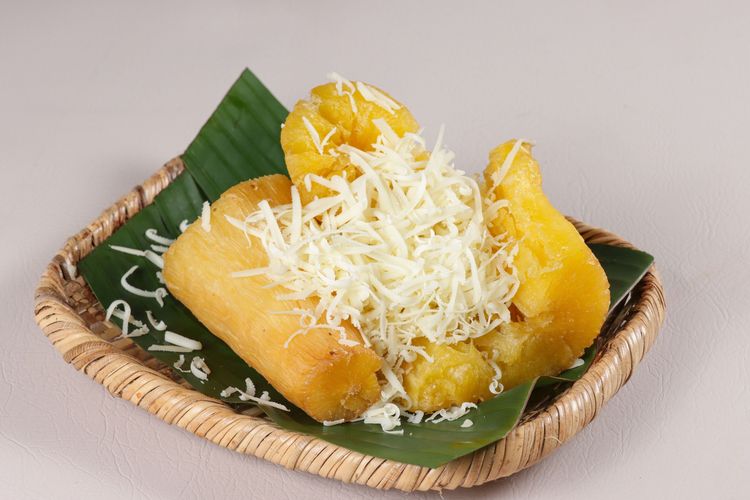 Singkong keju banyak diminati, rasanya gurih, teksturnya empuk dan merekah membuat siapa pun sulit menolaknya.