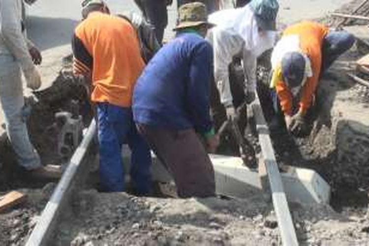 Pekerja tengan mengganti bantalan rel yang rusak di ruas Palembang - Prabumulih