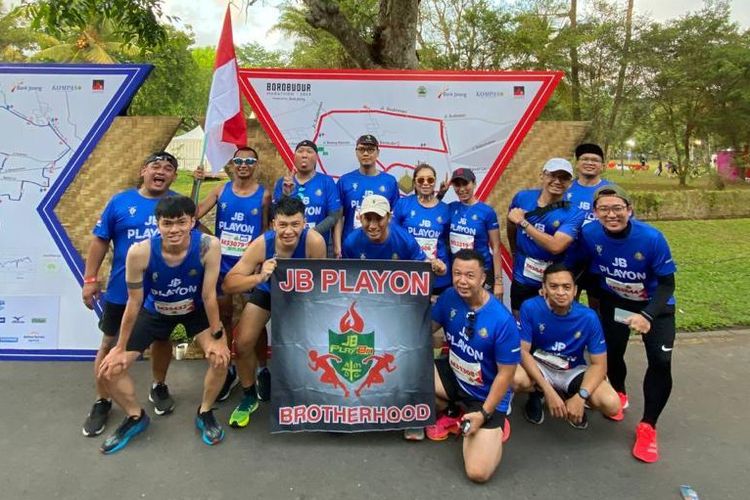Alfa (45), penyintas stroke lumpuh, berlari di Borobudur Marathon 2023 ditemani oleh rekan-rekan komunitas JB Playon.