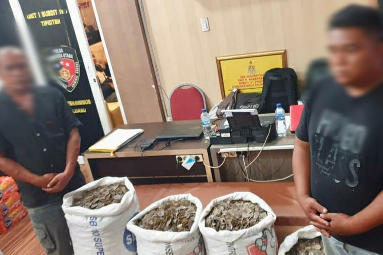 Personel Ditreskrimsus Polda Sumut menangkap dua orang pria berinisial AS (42) dan EPK (42) dengan barang bukti 150 kilogram sisik trenggiling pada Jumat (25/2/2022) pagi. Keduanya kini ditahan di Mapolda Sumut.