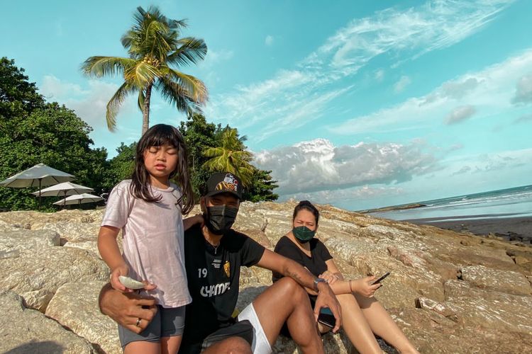 Pemain Bali United Leonard Tupamahu saat bersantai di pantai bersama keluarga.