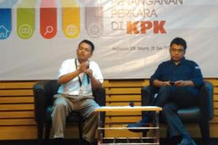 Jaksa KPK Yudi Kristiana (kiri) membedah penanganan perkara KPK di Gedung KPK, Jakarta, Senin (29/6/2015).