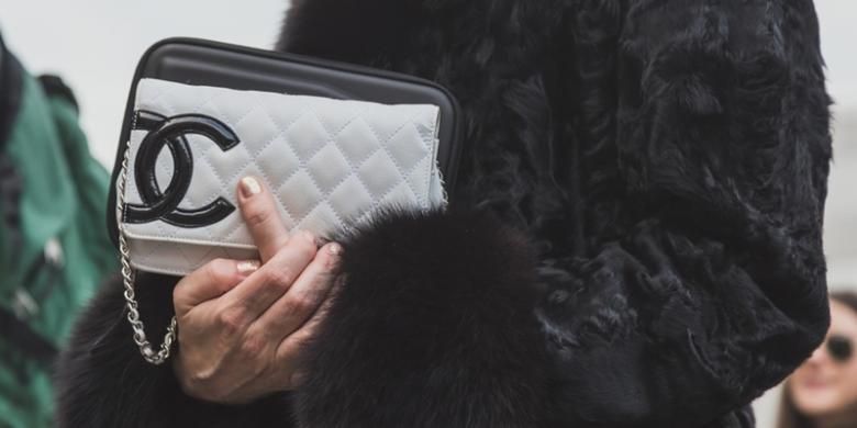 Dengan adanya rencana Chanel merambah e-commerce, maka para pecinta produk Chanel akan dapat dengan mudah berbelanja tas, busana, hingga aksesori hanya dengan mengunjungi website. 