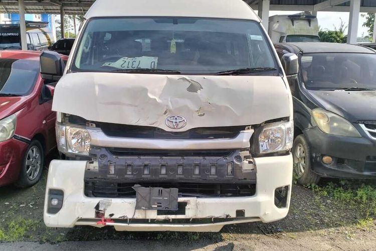 Mobil Terobos Lampu Merah Lalu Tabrak Motor di Depan Bandara YIA, Dua Terluka