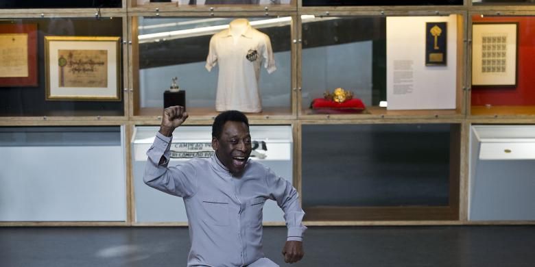 Legenda sepak bola Brasil, Edson Arantes do Nascimento alias Pele, berfoto dalam acara pembukaan Museum Pele, di Santos, sekitar 70 km dari Sao Paolo, pada 15 Juni 2014. Museum Pele dibangun di area seluas 4.134 meter persegi dan dengan biaya 20 juta dollar AS.