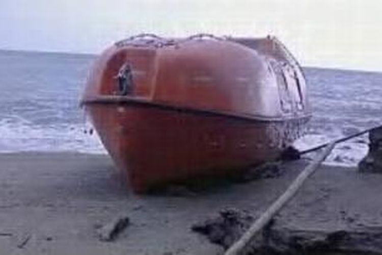 Sekoci yang digunakan imigran gelap yang terdampar di Pantai Pangandaran, Jawa Barat.